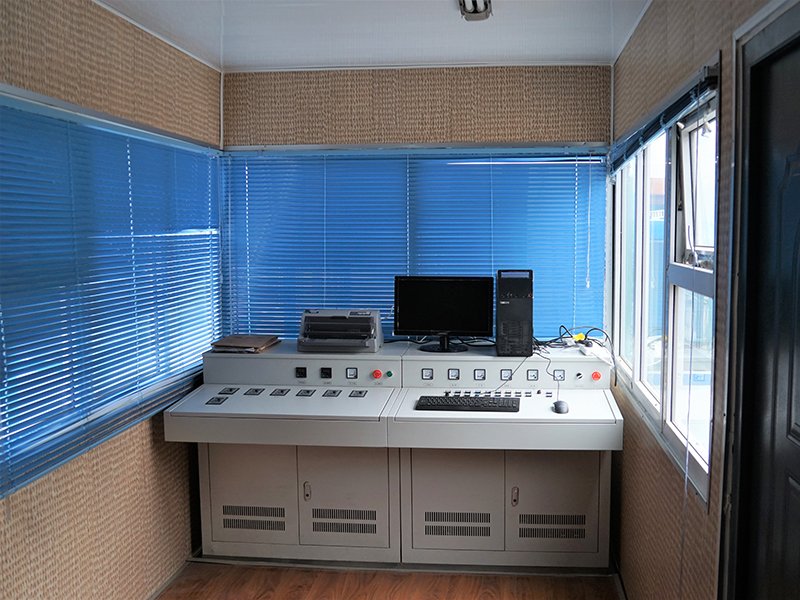 瀝青攪拌站微機(jī)操控室